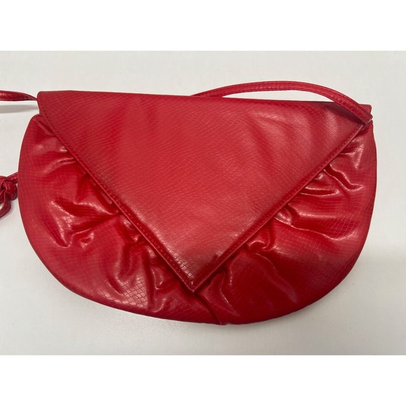 Vintage 80's Faux Leather Cherry Red Valentine’s Shoulder Bag w/ Button Closure - Picture 3 of 5
